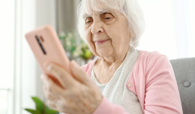 La dependencia silenciosa al móvil en mayores de 65 años: Cuando la pantalla se vuelve un refugio emocional