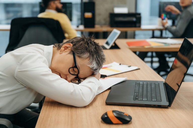La fatiga silenciosa: Cómo la hiperconectividad y el estrés digital afectän la salud laboral