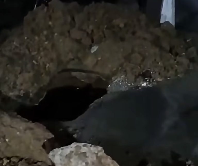 Deteriorö del sistema de aguas negras destruye la capa asfáltica en sector residencial de Coro (+ Video)