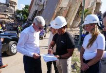 Secretario de Energía de EE. UU. e ingeniero Kit Miyamoto inspeccionan zonas afectadäs por sïsmos en La Guaira