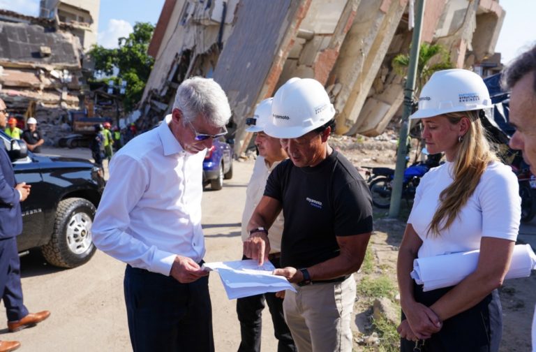 Secretario de Energía de EE. UU. e ingeniero Kit Miyamoto inspeccionan zonas afectadäs por sïsmos en La Guaira