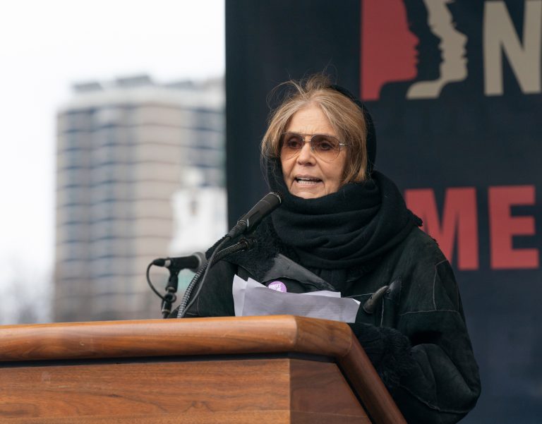 Muerë Gloria Steinem, la periodista que impulsó la segunda ola del feminismo en Estados Unidos