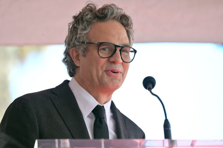 Joaquin Phoenix y reconocidos cineastas respaldan a Mark Ruffalo tras señalamientos de Paramount