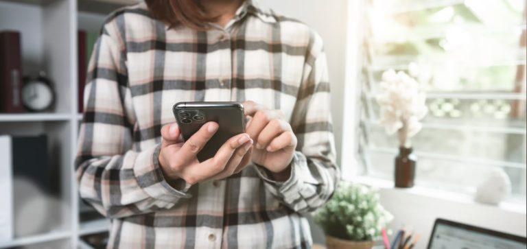 La intolerancia a la incertidumbre, el factor psicológico detrás de los tres puntos de WhatsApp