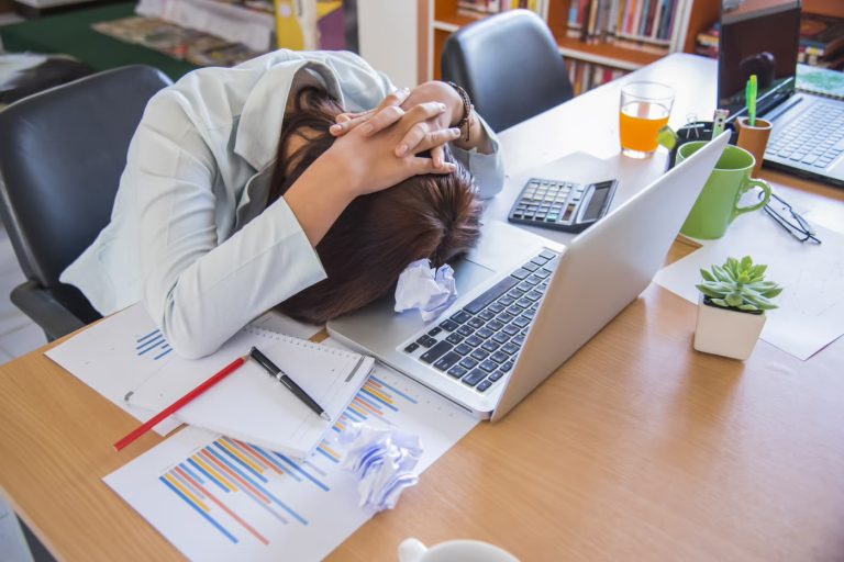 Expertos en salud ocupacional instan a las empresas a evaluar los riesgös psicosociales para prevenir el agotamiento extremo en los trabajadores