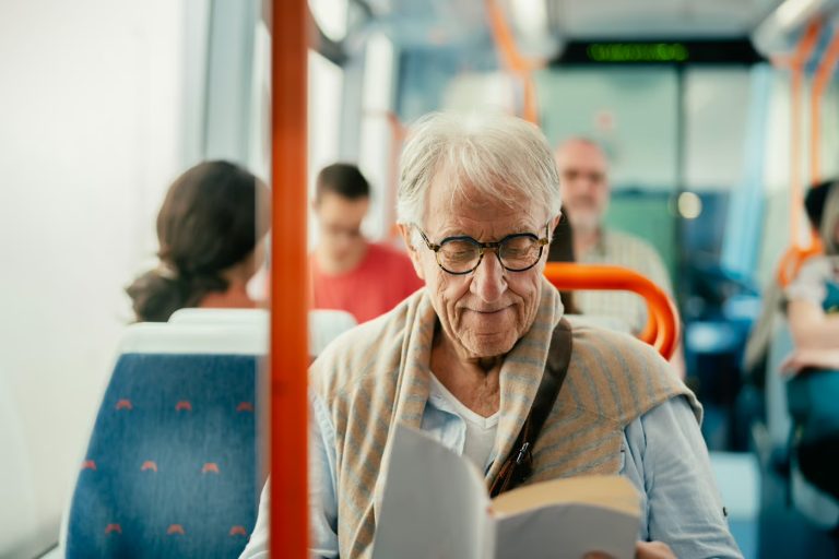 ¿Por qué el vocabulario y la lectura mejoran con la edad? El MIT explica la resistencia del cerebro