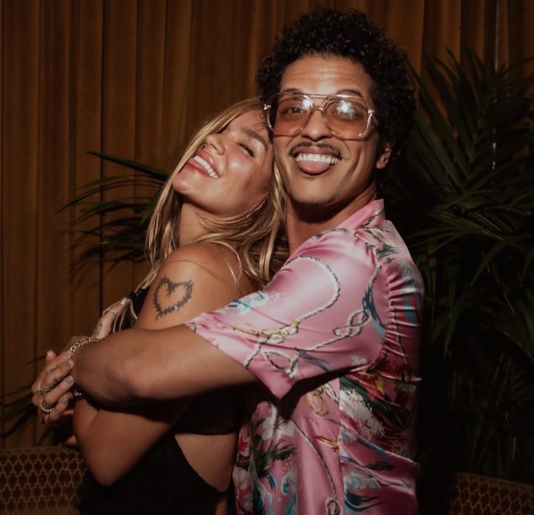 ¿Romance o estrategia? Karol G y Bruno Mars encienden las redes sociales tras la filtración de comprometedoras imágenes 