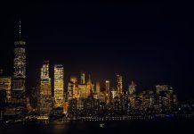 Casi 3.000 drones iluminan el cielo de Nueva York para recrear las Torres Gemelas en un emotivo ensayo