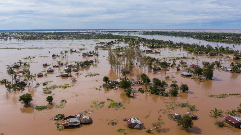 China supera los 98 millones de dólares en donaciones para los afëctädøs por la devastädora riada en Tíbet