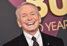 Fallecë a los 87 años Bob Mackie, el icónico diseñador que deslumbró vistiendo a Cher y Diana Ross