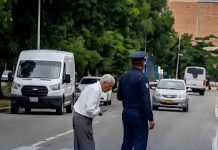Funcionario policial y comerciante protagonizan conmovedor acto de solidaridad y ciudadanía en transitada avenida de Barinas (+ Video)