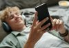 Especialistas advierten que el uso excesivo del celular deterïora la atención y las relaciones humanas