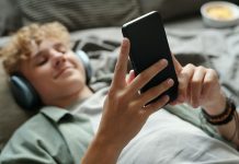 Especialistas advierten que el uso excesivo del celular deterïora la atención y las relaciones humanas