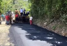 Avanzan trabajos de pavimentación con 3.000 toneladas de asfalto en la carretera Chuspa-Aricagua