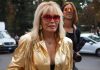 Amanda Lear señala a Miley Cyrus por presuntas coincidencias entre su clásico «The Sphinx» y el nuevo tema «Redlights»