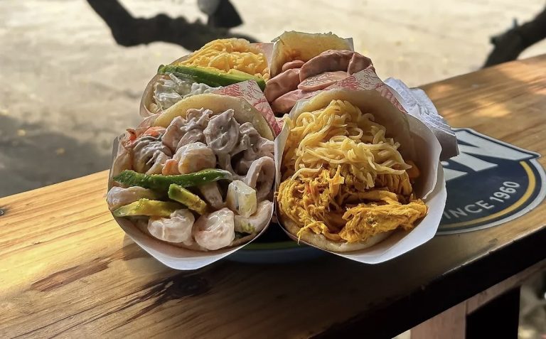 Las Arepas de Margaret vuelven a encendër sus fogones en La Guaira como símbolo de resiliencia tras los terremotøs
