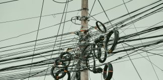 Vecinos de ocho urbanizaciones de Valencia denuncian crisïs eléctrica y pérdidas de insumos básicos