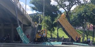 Camión impacta contra el Distribuidor Las Gaviotas y genera fuertë retención en la Valle-Coche