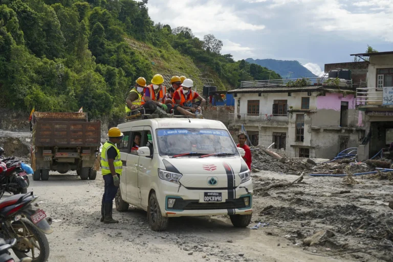 Aumenta a 1.250 la cifra de muertøs  por riada en Nepal mientras buscan a miles de desaparecidos