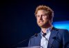Príncipe Harry retoma su discurso con humor en Nueva York tras sufrïr un apagón en el teleprónter