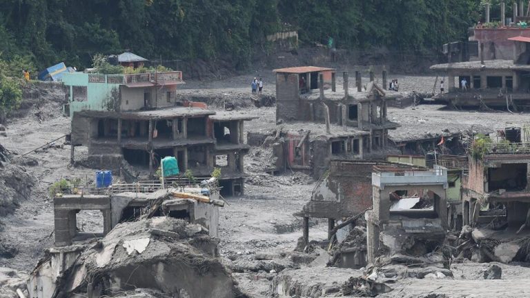 Asciende a 1.295 la cifra de muertøs y casi 4.900 los desaparecidos por las devastadorâs riadas en Nepal