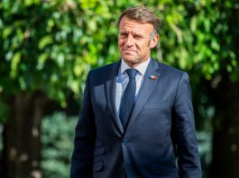 Emmanuel Macron califica como «monumental» la multitudinaria misa oficiada por el papa León XIV en París