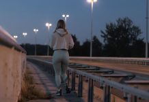 Caminar entre 10 y 20 minutos después de la cena regula la glucosa y reduce el cortisol para combatir el insomnio