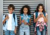 Prohibición de móviles en escuelas de Inglaterra genera sobrecostos de transporte a familias sin ‘smartphone’