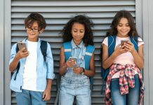 Prohibición de móviles en escuelas de Inglaterra genera sobrecostos de transporte a familias sin ‘smartphone’