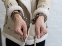 Detienen a mujer en El Valle por falsificar y vender certificados médicos en Caracas