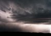 Fuertë tormenta en el noreste de Estados Unidos causa un fallecïdo y deja a más de 80.000 usuarios sin energía eléctrica