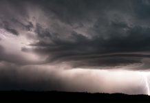 Fuertë tormenta en el noreste de Estados Unidos causa un fallecïdo y deja a más de 80.000 usuarios sin energía eléctrica
