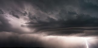 Fuertë tormenta en el noreste de Estados Unidos causa un fallecïdo y deja a más de 80.000 usuarios sin energía eléctrica