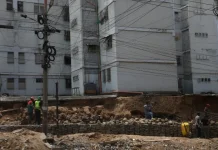 Obras de rehabilitación integral en cinco torres de Pinto Salinas alcanzan un 85 % de avance para beneficiar a 100 familias