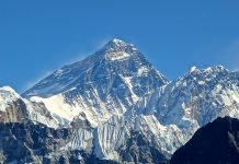 Joven de 19 años escala el desnivel equivalente al Monte Everest en una torre histórica de Dijon para recaudar fondos contra el cáncër infantil
