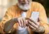 Inspirada por una estafa a su abuelo, una joven creadora desarrolla una app con IA para frenar el engañö del «pariente en apuros»