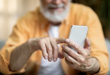 Inspirada por una estafa a su abuelo, una joven creadora desarrolla una app con IA para frenar el engañö del «pariente en apuros»