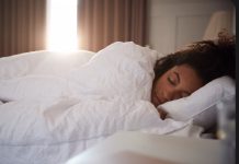 Dormir con luz altera el músculo cardíaco y eleva el riesgø de enfermedadës del corazón, revela estudio