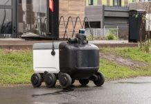 La estación de tren más transitada del mundo, en Japón prueba robots de recolección de basura