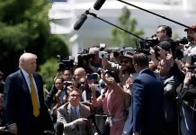 Juez federal restituye de inmediato las credenciales de prensa a cadenas vetadas por Donald Trump