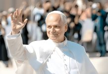 El papa León XIV visita la cabina de vuelo y bendice a los pilotos de cazas escolta en su viaje a Metz