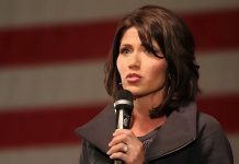 Exsecretaria de EEUU Kristi Noem solicita el divorcio tras escándalø que involucra a su esposo