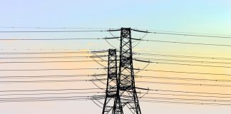 Gobierno de Ecuador anuncia desconexiones eléctricas de tres días por semana para grandes industrias