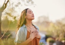 Tapping y respiración consciente se popularizan en redes sociales mientras expertos analizan sus alcances y límites científicos