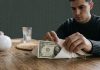 Envolver un dólar en una servilleta blanca: conoce el truco casero para atraer la abundancia y proteger las finanzas