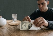 Envolver un dólar en una servilleta blanca: conoce el truco casero para atraer la abundancia y proteger las finanzas