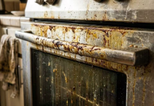 El truco definitivo de los expertos para eliminar la grasa de la cocina sin frotar con fuerza