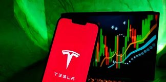 Tesla presenta la nueva generación del Roadster con propulsores de SpaceX capaces de elevar el vehículo del suelo
