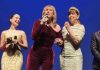 Mimí Lazo y el elenco rinden emotivo homenaje al legado de Román Chalbaud durante la presentación de la nueva versión de ‘El pez que fumä’