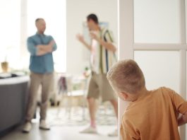 Niños que crecen en entornos con discusiones constantes desarrollan mayor alertâ hacia las emociones ajenas